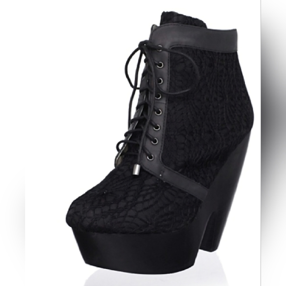 ✨ Messeca Crochet Julie Platform Lace-Up Boots – Black – Size 7.5